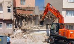 Bayburt'ta metruk binalar yıkılıyor
