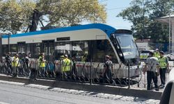 Beyoğlu'nda Tramvay raydan çıktı, yolcular tahliye edildi