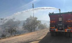 Bilecik'te devrilen elektrik direği yangına neden oldu