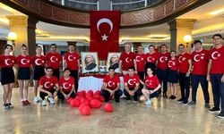 Bodrum'da otel personeli 30 Ağustos'a bayraklı kıyafetlerle damga vurdu
