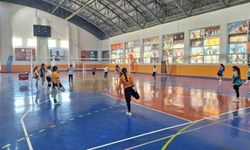 Bulanık'ta voleybol antrenmanları yoğun katılımla devam ediyor