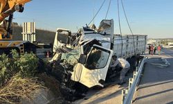 Çanakkale'de kamyon bariyerlere ok gibi saplandı: 2 ölü