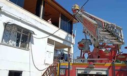 Defne'de çatı yangını binaya sıçramadan söndürüldü