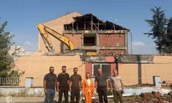 Deprem riski olan Atatürk Ortaokulu yıkılıyor