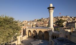 Depremde hasar gören iki tarihi cami Mevlid Kandili'nde yeniden ibadete açılıyor