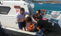 Didim'de karadan ulaşılamayan koyda yaralanan kişi denizden tahliye edildi
