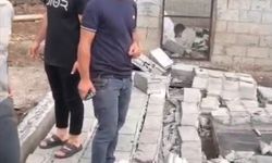 Diyarbakır'da şiddetli rüzgarda duvar yıkıldı, ahır çatısı çöktü