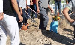 Doğumda annesiyle birlikte ölen Güney'in kundağı mezar taşına sarıldı