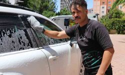 Dükkanını yanında taşıyor, kapı kapı gezerek araba yıkıyor