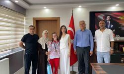 Dünya Üçüncüsü ve Türkiye Şampiyonu Zeynep Tuncay'dan İlçe Millî Eğitim Müdürlüğüne ziyaret