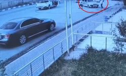 El freni çekilmeden park edilen otomobil hareket etti, vatandaşlar otomobili son anda durdurdu