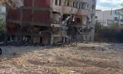 Elazığ'da 5 katlı bina iş makinesinin tek dokunuşuyla yıkıldı