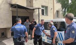 Erzurum'da çocuklarıyla balkona çıkan uzaklaştırma kararlı koca ikna edildi