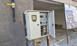 Eskişehir'de kapağı açık bırakılan elektrik panosu korkutuyor