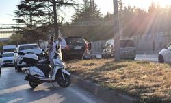 Eskişehir'de pikap ile çarpışan otomobil refüje çıktı