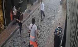 Fatih'te tramvayda telefon çaldıktan sonra kaçan hırsıza, temizlik personelinden süpürgeli müdahale kamerada