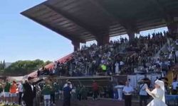 Final maçını gelinlik ve damatlıkla izlediler