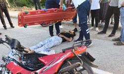 Forklifte çarpan motosiklet sürücüsü yaralandı