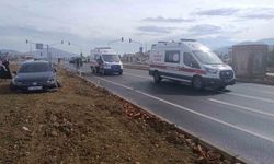Gaziantep'te 2 otomobil kavşakta çarpıştı
