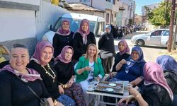 Gelin konvoyunun önünü kesen kadınlar yol ortasında tavla oynayıp, kahve içtiler