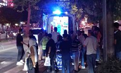 Genç kıza yaya geçidinden geçerken iki araç çarptı