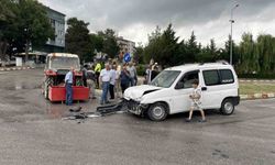 Hafif ticari araç ile traktör çarpıştı