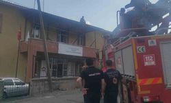 Hakkari'de çatıda mahsur kalan işçi kurtarıldı