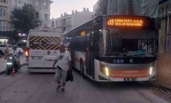 Hatalı park edilen servis aracı trafiğin tıkanmasına sebep oldu