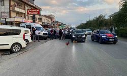İki otomobil çarpıştı, 4 kişi yaralandı: Motosikletli çift kazadan kıl payı kurtuldu