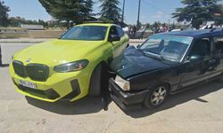 Isparta'da iki otomobil çarpıştı: 2 yaralı