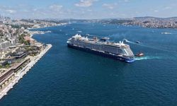 İstanbul Boğazı'nda dev yolcu gemisi