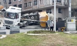 Kağıthane'de kum yüklü hafriyat kamyonunun dorsesi devrildi