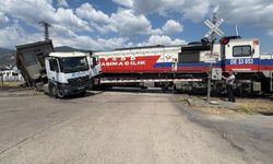 Karabük'te hemzemin geçitte lokomotif tıra çarptı