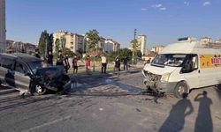 Karşı şeride geçen otomobil ticari araçla kafa kafaya çarpıştı: 1'i ağır 2 yaralı