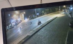 Karşıdan karşıya geçmeye çalışan çocuğa motosikletin çarptığı kaza kamerada