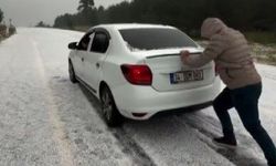 Kars'ta Ağustos ayında kış sürprizi! Sarıkamış beyaza büründü, araçlar yollarda mahsur kaldı