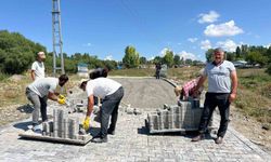 Kars'ta Üçpınar Köyü'nde yollar parke taşlarıyla yenileniyor