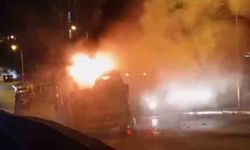 Kartal'da minibüs yangını: Peş peşe patlamalar paniğe neden oldu