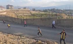 Kaymakam Volkan Hülür Yüksekova'da sokakta maç yapan çocukların oyununa katıldı