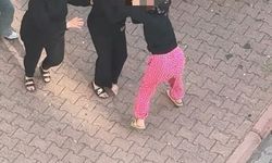 Kayseri'de iki kadının saç başa kavgası kamerada