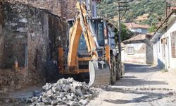 Koçarlı'da yol yenileme çalışmaları sürüyor
