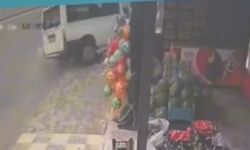 Kontrolden çıkan minibüs evin bahçesine düştü: O anlar kamerada