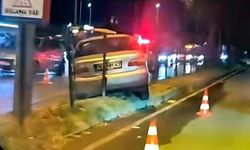 Kontrolden çıkan otomobil orta refüje çıktı