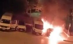 Küçükçekmece'de iki araç alevlere teslim oldu