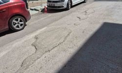 Kurtuluş Mahallesi'ndeki bozuk yollar sürücülere zorluk yaşatıyor