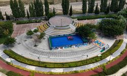 Manisa'da çocuklar hem serinliyor hem yüzmeyi öğreniyor