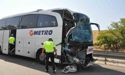 Manisa'da yolcu otobüsü kamyona çarptı: 1 ölü, 7 yaralı