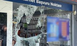 Maskeli hırsızlar camını odunla kırdıkları mağazadan 400 bin liralık telefon çaldı