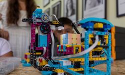 Mersin'de çocuklar Rubik Küp çözen robot geliştirdi