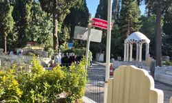 Mezarın açılacağını duyan cemaat mensupları Karacaahmet Mezarlığı'nda toplandı